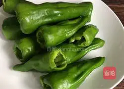 Illustration of how to stir-fry mushrooms with green pepper 1