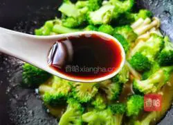 Illustration of how to stir-fry broccoli and mushrooms 8