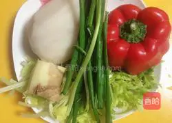 Illustration of how to make celery and lotus root slices with oil 1