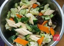 Illustration of how to make assorted vegetable salad 9