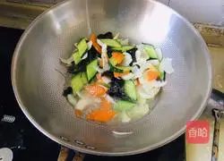 Illustration of how to stir-fry lily with cucumber, fungus and fungus 6