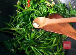 The most down-to-earth anti-cancer celebrity dish #Stir-fried sweet potato leaves with minced garlic, illustration 7