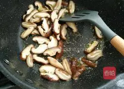 Illustration of how to stir-fry mushrooms with rapeseed 10