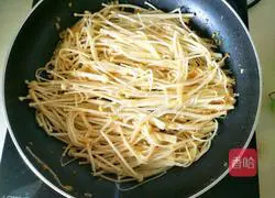 Illustration of how to make fried carrots with enoki mushrooms 15