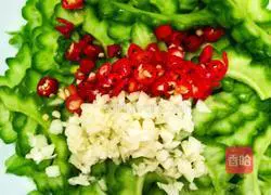 Illustration of how to make cold bitter melon 3