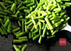 Illustration of how to make fried long beans 5