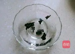 Illustration of how to mix broccoli with olive oil 2