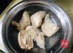 Illustration of how to make shredded chicken breast 2
