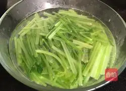 Illustration of how to make dried shrimps mixed with celery 10