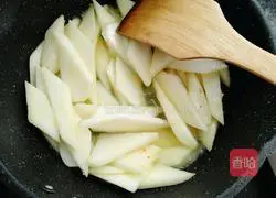 Illustration of how to stir-fry yam with celery 10