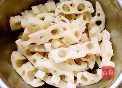 Illustration of how to make sweet and sour lotus root strips 3