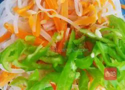 Illustration of how to stir-fry mung bean sprouts 8