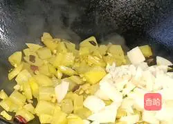 Illustration of making spicy and sour potato and lotus root dices 6