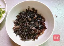 Illustration of how to mix cucumber with shredded fungus 4