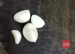 Illustration of how to make shredded garlic lettuce 3