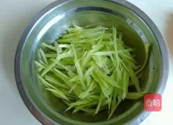 Illustration of how to make stir-fried shredded lettuce 2