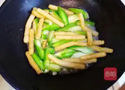 Illustration of how to cook beancurds with loofah 10