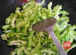 Illustration of how to make bitter melon with oyster sauce 4