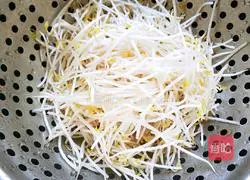 Illustration of how to make stir-fried bean sprouts with leeks 2