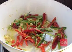 Illustration of how to make spicy stir-fried purslane 7