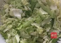 Illustration of how to stir-fry cabbage and vermicelli 1