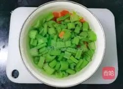 Illustration of how to make cold celery and peanuts 4