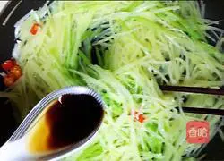 Illustration of making spicy and sour green pepper and potato shreds 13