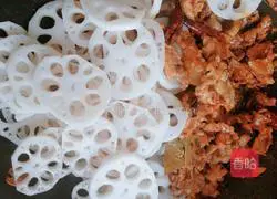 Illustration of how to make spicy lotus root slices 6