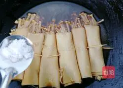 Illustration of how to make bean skin and enoki mushroom rolls 8