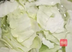 Illustration of how to make hand-shredded cabbage 1
