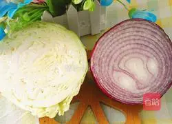 Illustration of how to stir-fry lotus white onions 1