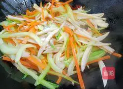 Illustration of how to make spicy and sour three shreds 9