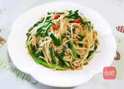 Illustration of how to make stir-fried bean sprouts with leeks 1