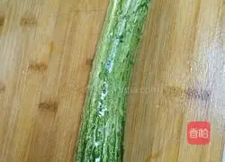 Illustration of how to make cucumber and enoki mushroom rolls 1