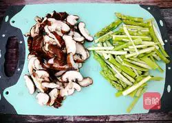 Illustration of how to stir-fry mushrooms with garlic and asparagus 2