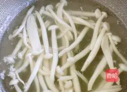 Illustration of how to stir-fry cabbage with seafood mushrooms 7