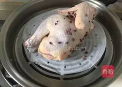 Illustration of how to make shredded chicken 3