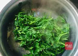 Illustration of how to make alfalfa mixed with soy sauce 3