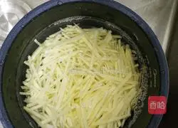 How to make green pepper and potato shreds 1