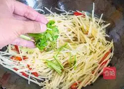 Illustration of how to make spicy and sour potato shreds 6