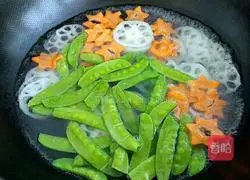 Illustration of how to make lotus pond stir-fry 3