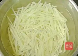 Illustration of how to make spicy and sour shredded potato bento 1