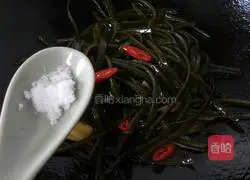 Illustration of how to make spicy kelp shreds 6