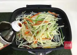 Illustration of how to make spicy and sour potato shreds 9