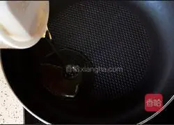 Illustration of how to stir-fry mung bean sprouts with shredded carrots 3