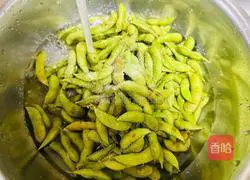 Illustration of how to make spiced salted edamame 2