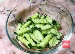 Illustration of how to make cucumbers with dried fruits 4