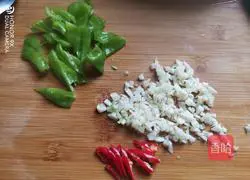 Illustration of how to make fried lotus root with fungus 2