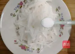 Illustration of how to stir-fry shredded radish 3