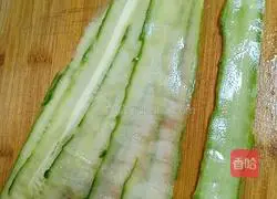 Illustration of how to make cucumber and enoki mushroom rolls 2